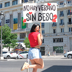 With the heat returns the 'No summer without kiss 2'! Sandra V takes to the streets in search of guys to kiss.